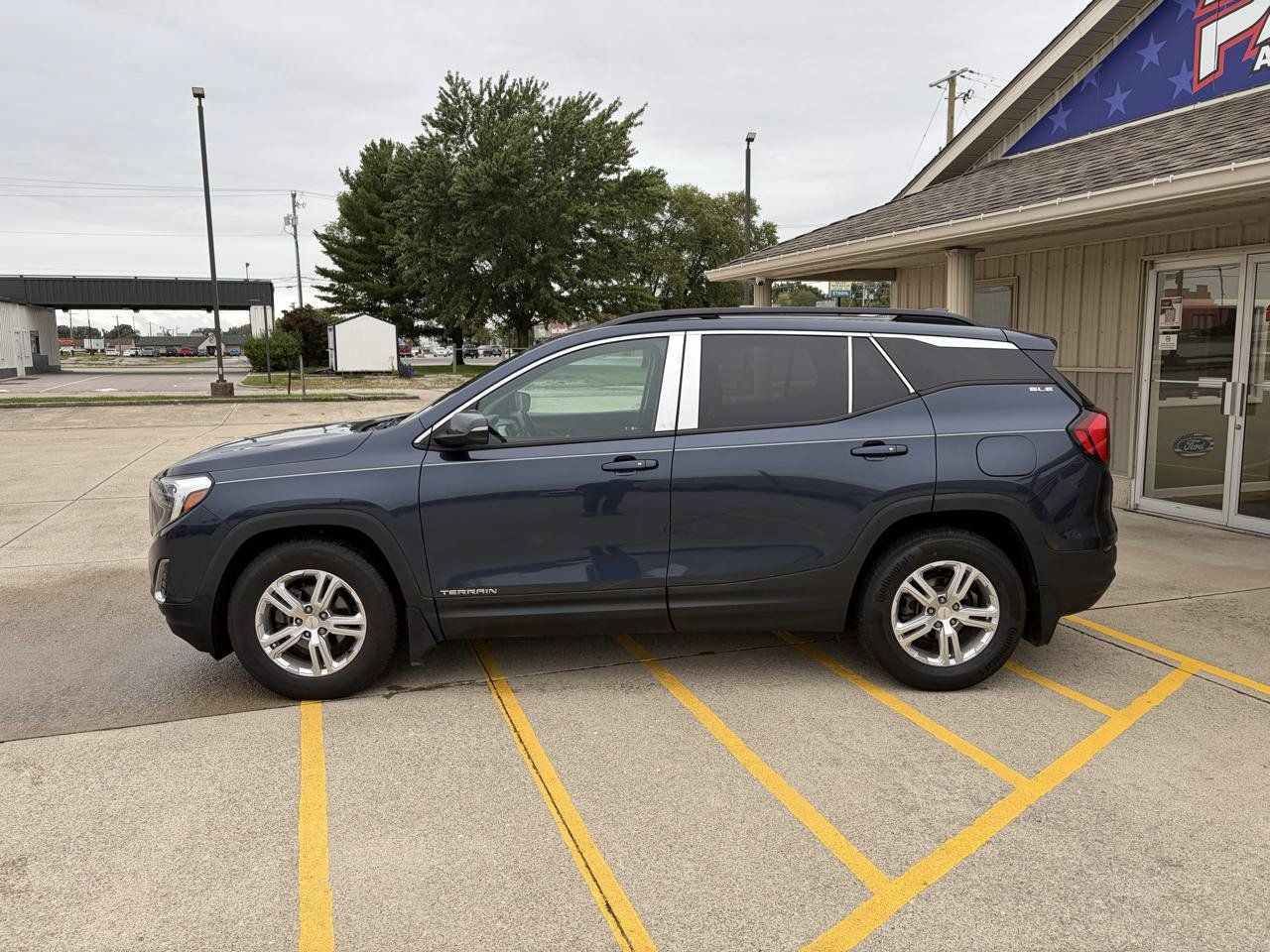 Used 2018 GMC Terrain SLE w/ Driver Convenience Package FWD image 4