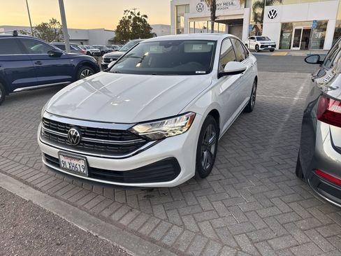 Used 2024 Volkswagen Jetta SE image 4