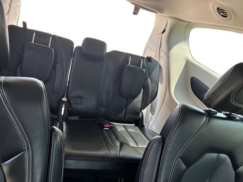 Used 2024 Chrysler Pacifica Touring-L FWD image 15