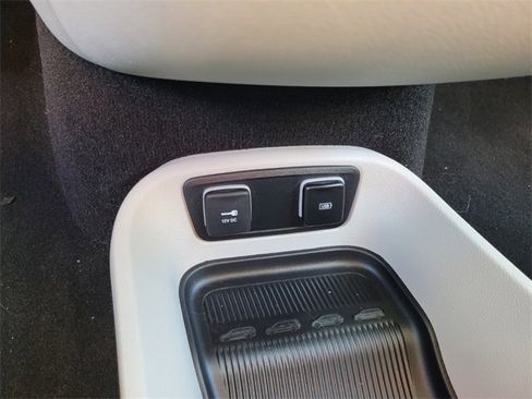 Certified 2018 Chrysler Pacifica Touring-L image 31