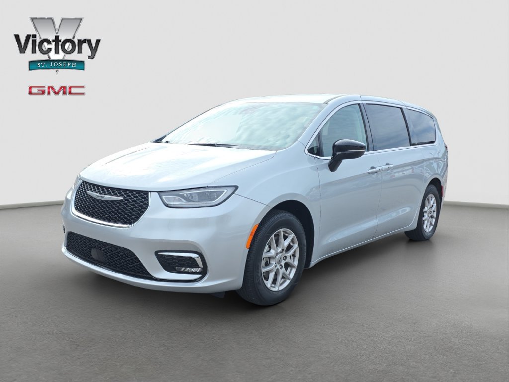 Used 2024 Chrysler Pacifica Touring-L FWD image 3