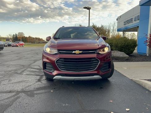 Used 2022 Chevrolet Trax LT w/ LT Convenience Package image 2