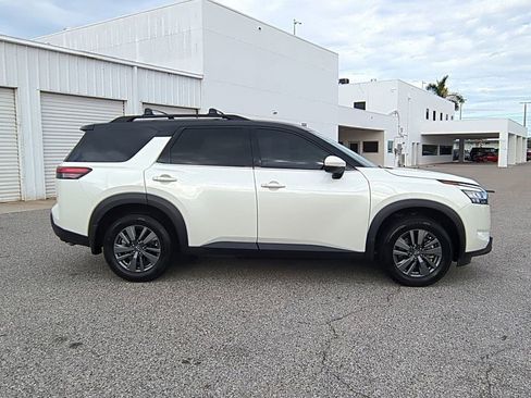 Certified 2022 Nissan Pathfinder SV image 4