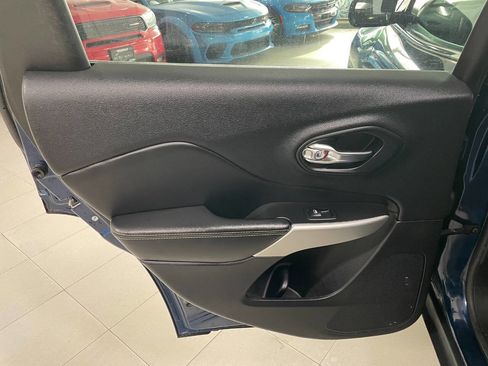 Used 2018 Jeep Cherokee Latitude Plus image 19