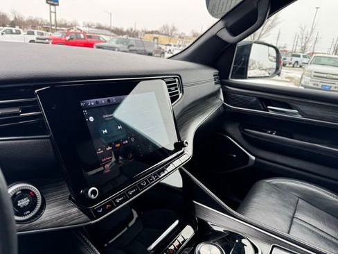 Used 2023 Jeep Wagoneer L Series II AWD/4WD image 13