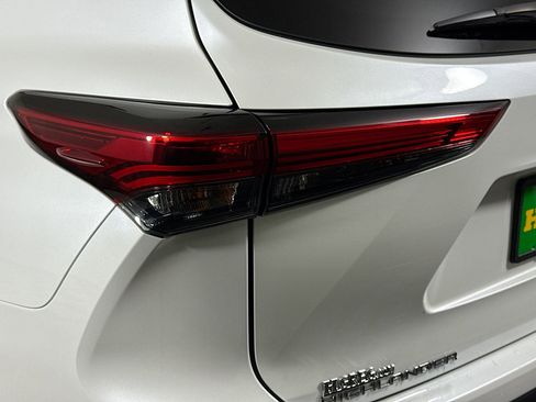 Used 2023 Toyota Highlander L image 36