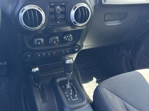 Used 2017 Jeep Wrangler Unlimited Rubicon w/ Cold Weather Group AWD/4WD image 14
