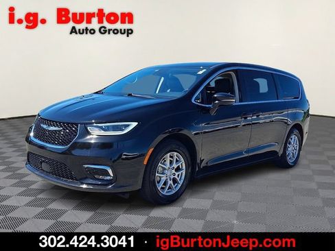 Used 2024 Chrysler Pacifica Touring-L FWD image 3