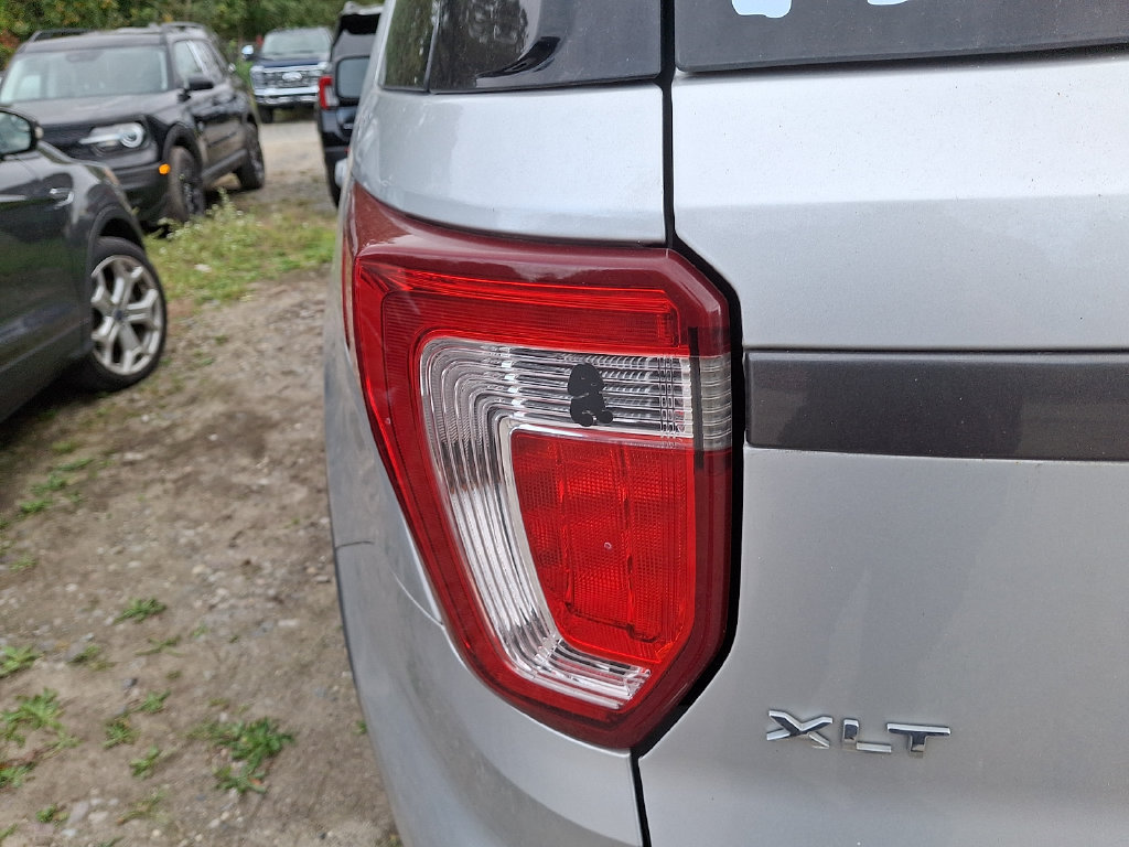 Used 2019 Ford Explorer XLT w/ Equipment Group 202A FWD image 9