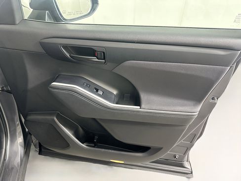 Used 2023 Toyota Highlander LE image 32