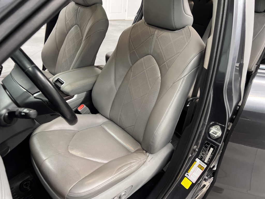 Used 2020 Toyota Highlander Platinum FWD image 11