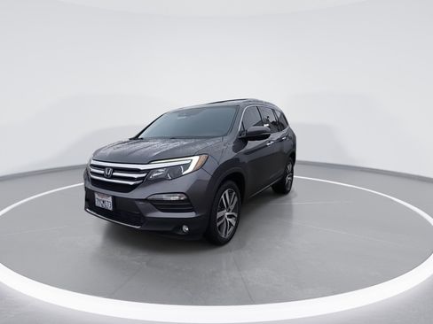 Used 2017 Honda Pilot Touring image 4