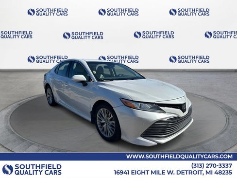 Used 2018 Toyota Camry XLE FWD image 1