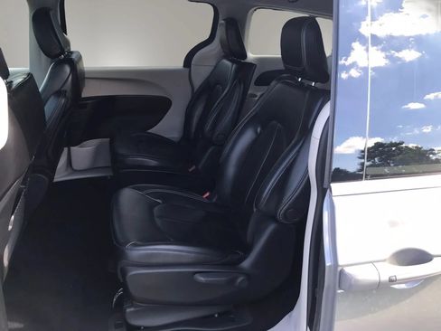 Used 2023 Chrysler Pacifica Touring-L FWD image 3