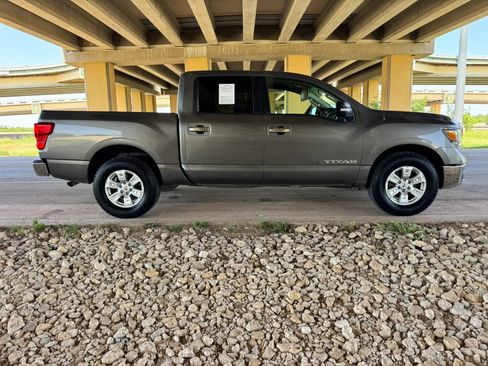 Used 2018 Nissan Titan SV AWD/4WD image 2