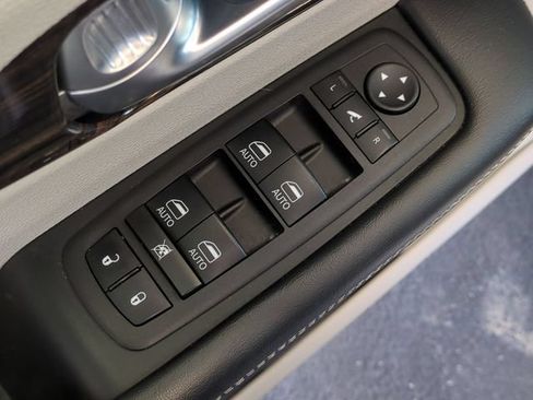 Used 2023 Chrysler Pacifica Limited FWD image 27