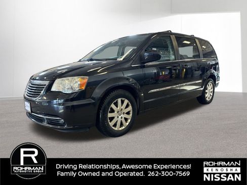 Used 2014 Chrysler Town & Country Touring image 2