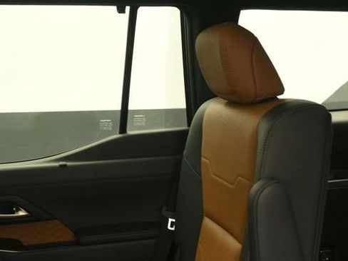 Used 2025 Lexus GX 550 w/ Accessory Package (2T) AWD/4WD image 18