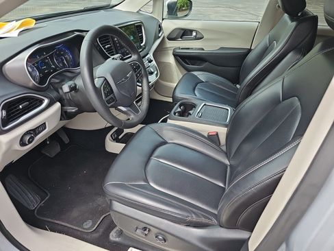 Used 2023 Chrysler Pacifica Touring-L FWD image 19