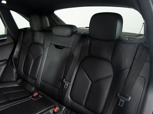 Certified 2020 Porsche Macan image 21