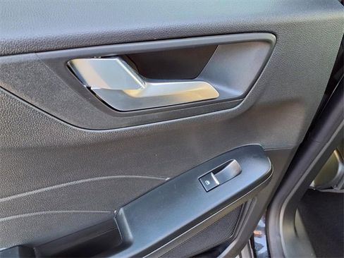 Used 2024 Ford Escape SE image 19