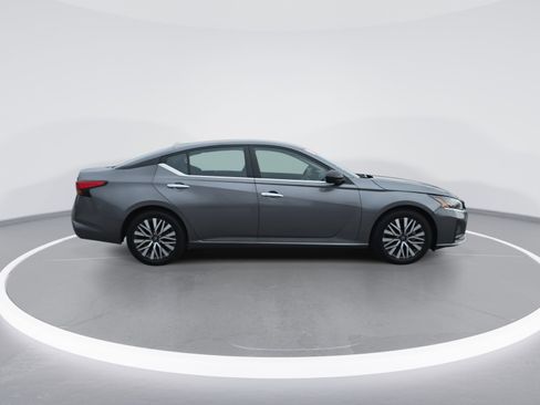 Used 2024 Nissan Altima 2.5 SV image 2