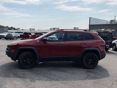 Used 2017 Jeep Cherokee Trailhawk AWD/4WD image 32