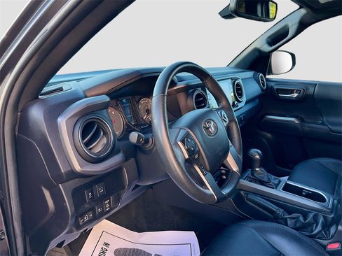 Used 2022 Toyota Tacoma TRD Off-Road image 9