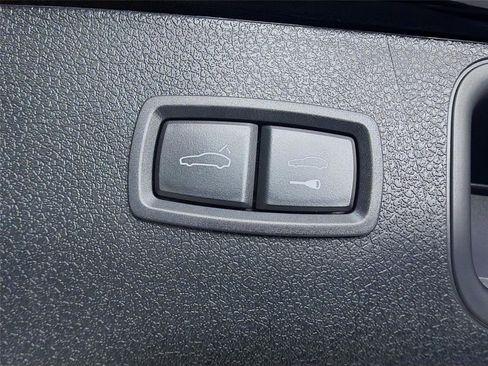 Used 2025 Porsche Macan AWD/4WD image 27