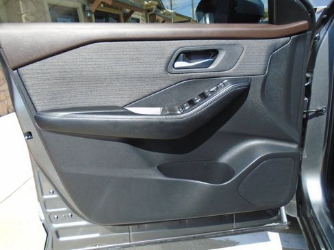 Used 2023 Nissan Rogue SV FWD image 24