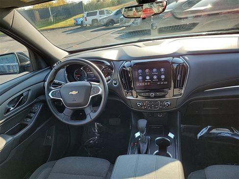 Used 2023 Chevrolet Traverse LT image 9