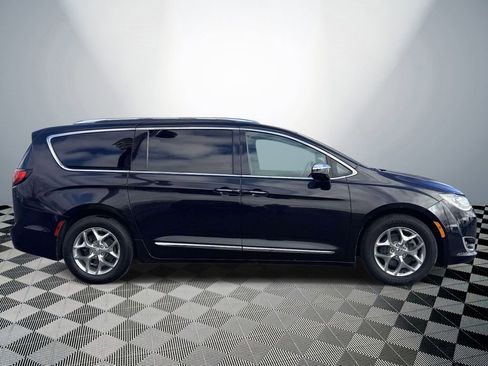 Used 2017 Chrysler Pacifica Limited FWD image 6