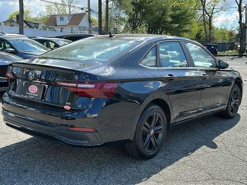 Used 2023 Volkswagen Jetta SE w/ Panoramic Sunroof Package FWD image 4