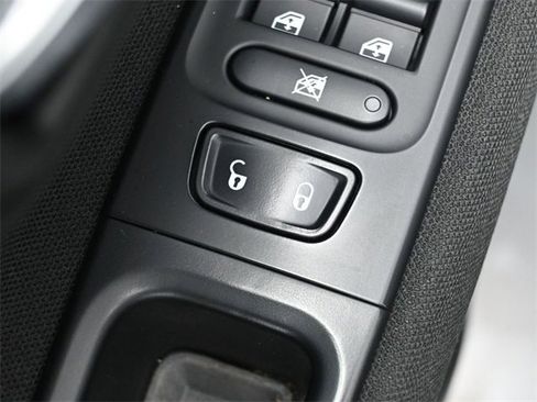 Used 2017 Jeep Renegade Latitude w/ Popular Equipment Group image 14