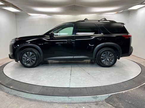 Used 2022 Nissan Pathfinder SV w/ SV Black Package image 2