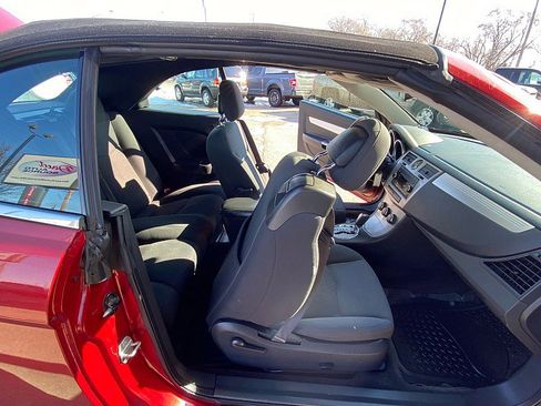 Used 2010 Chrysler Sebring Touring FWD image 16
