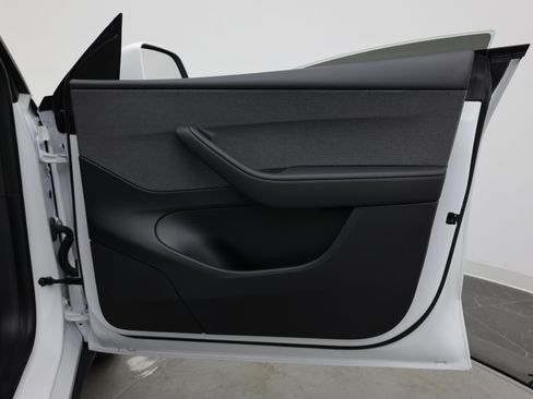 Used 2026 Tesla Model Y 2WD image 35