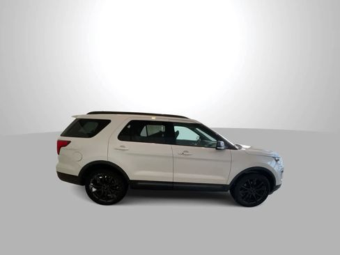 Used 2018 Ford Explorer XLT w/ Equipment Group 202A image 9