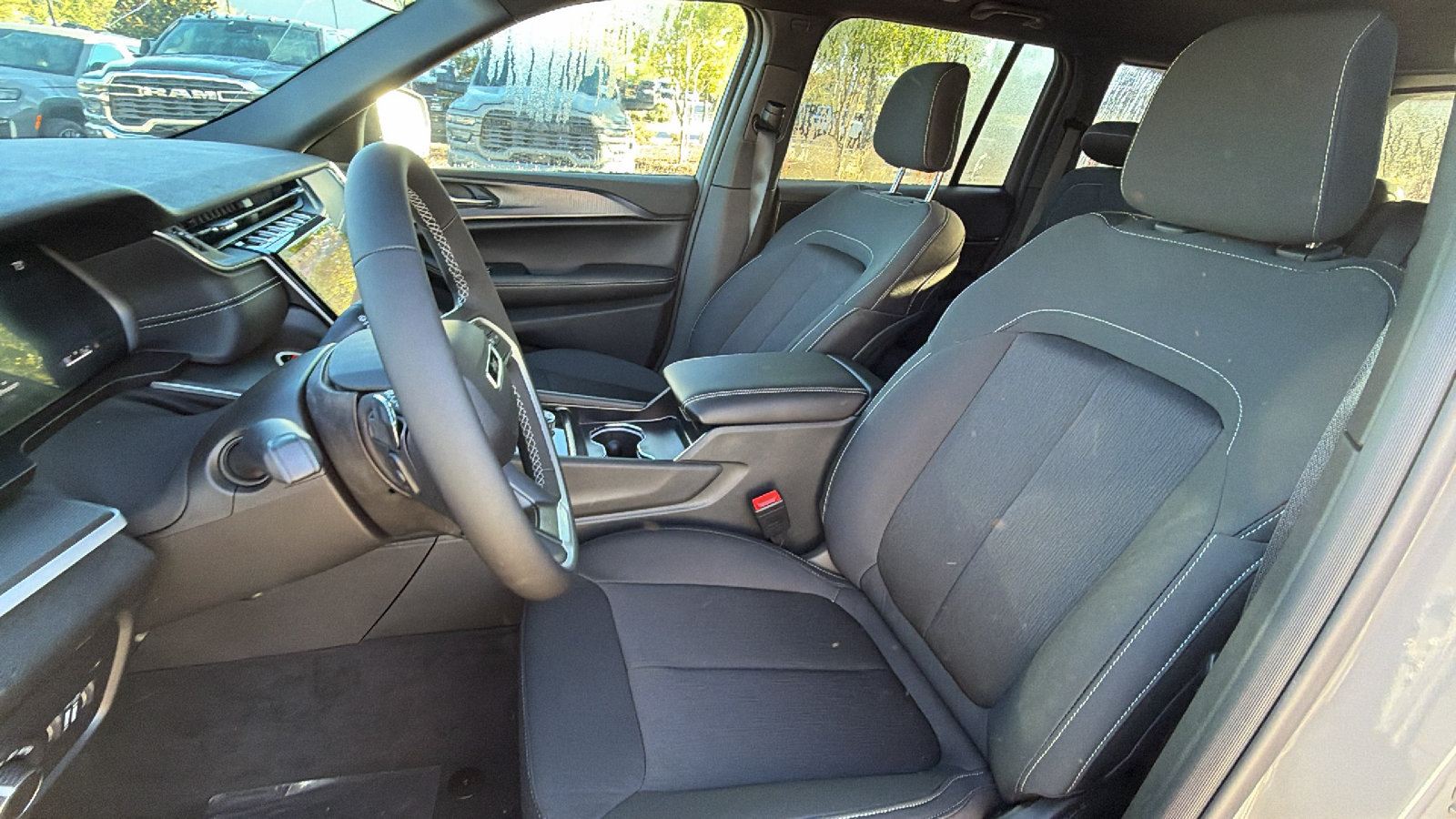 New 2027 Jeep Grand Cherokee Laredo RWD image 17