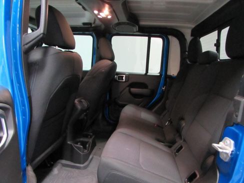 Used 2023 Jeep Gladiator Sport AWD/4WD image 15