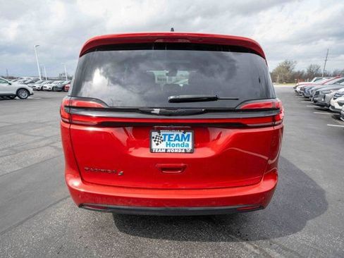 Used 2025 Chrysler Pacifica Limited FWD image 5