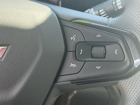 Used 2025 Chevrolet Trax LT FWD image 17