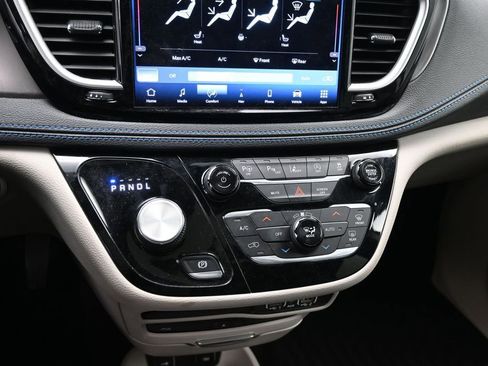 Used 2021 Chrysler Pacifica Touring-L w/ Uconnect Theater Family Group FWD image 18