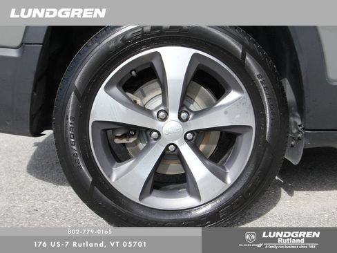 Used 2021 Jeep Cherokee Limited w/ Mopar Interior Package AWD/4WD image 15