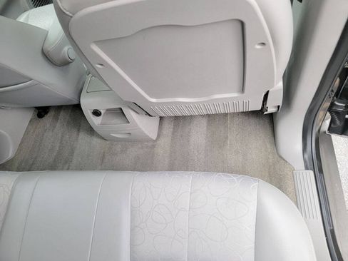 Used 2004 Saturn Vue 2WD V6 w/ Safe & Sound Pkg image 17