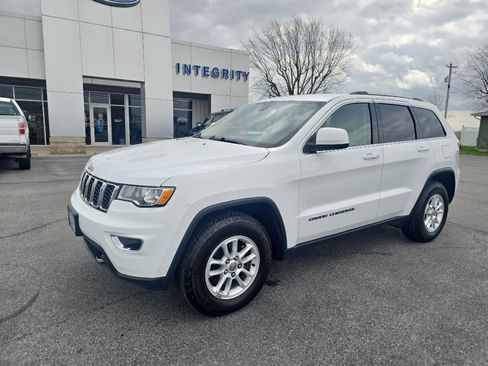 Used 2020 Jeep Grand Cherokee Laredo image 2