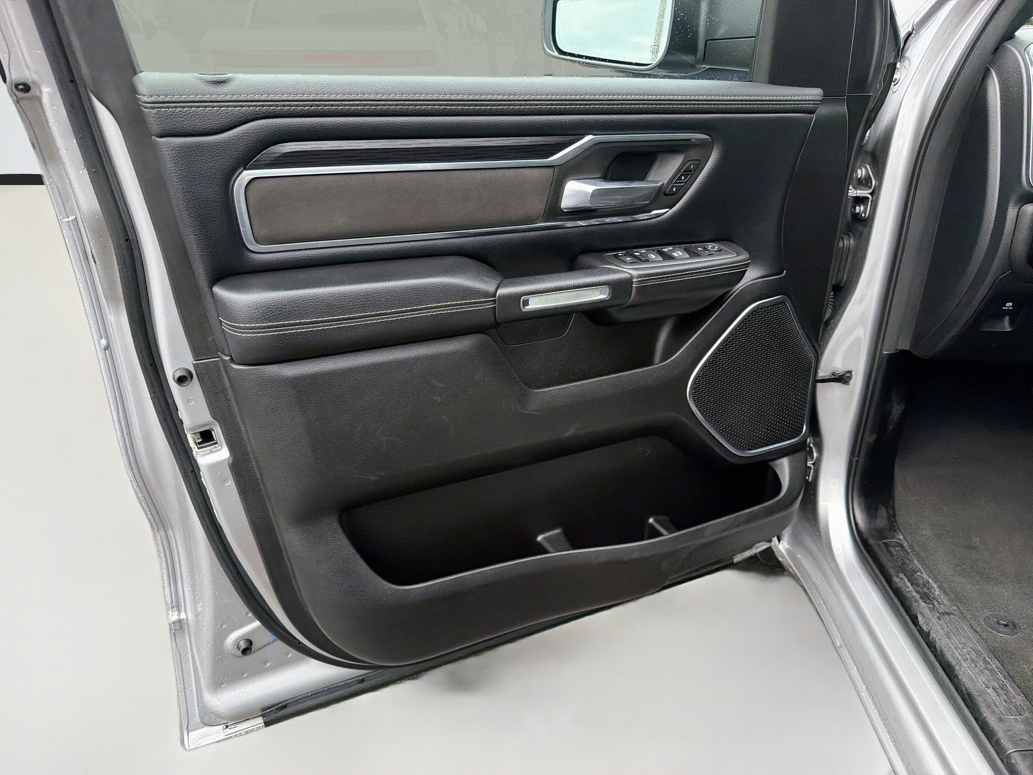 Used 2024 RAM 1500 Laramie AWD/4WD image 20