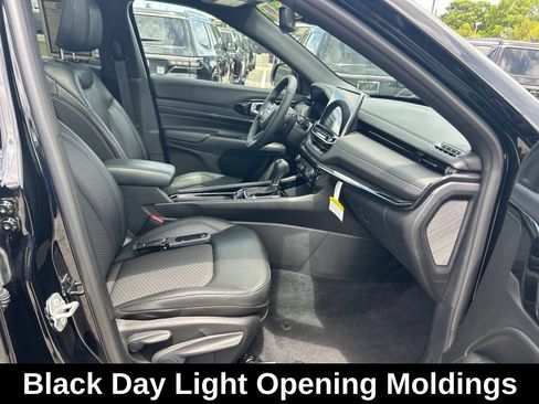 Certified 2025 Jeep Compass Latitude w/ Sun & Sound Group AWD/4WD image 23