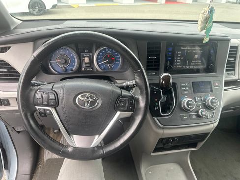 Used 2015 Toyota Sienna XLE FWD image 14