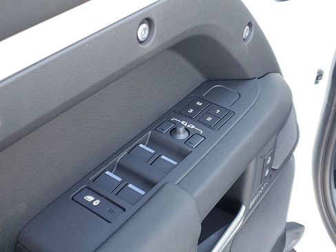 Used 2026 Land Rover Defender 110 X-Dynamic SE image 10